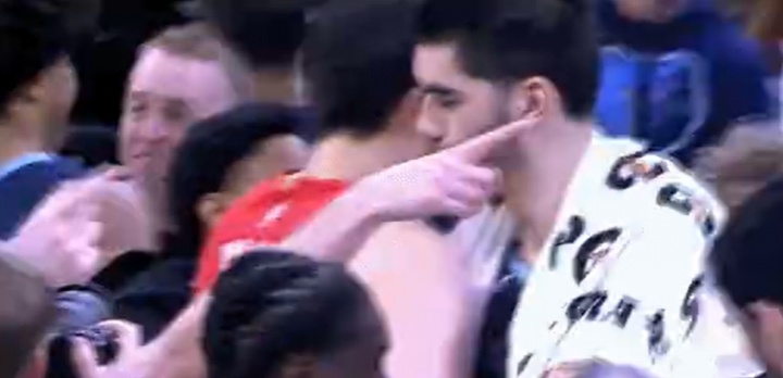 开云中国体育平台-今天在场上纠缠一整晚！杨瀚森赛后和埃迪拥抱致意 两人合计11犯