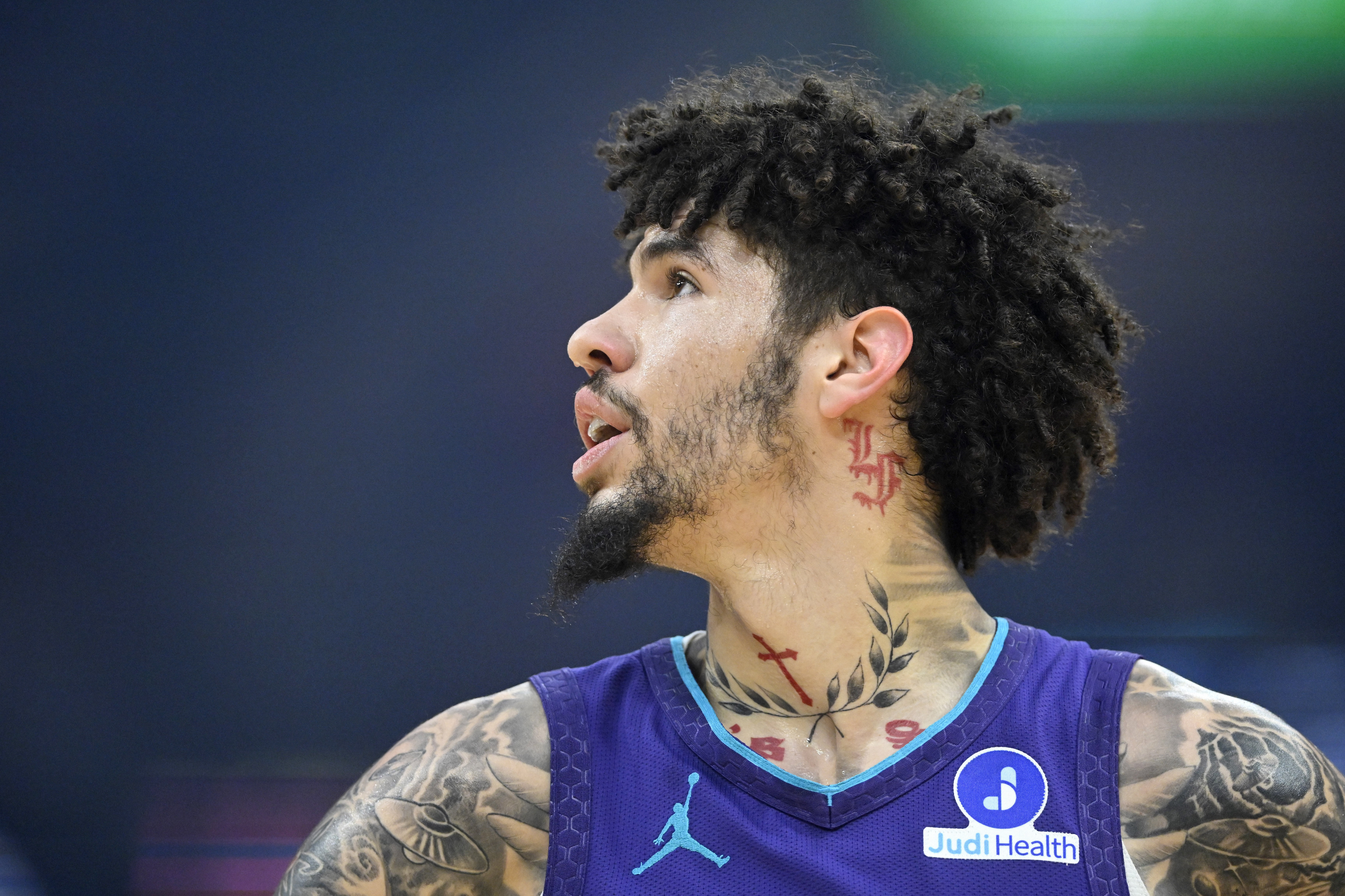 KAIYUN SPORTS-白送球权！拉梅洛·鲍尔后场送长传 离谱将球扔出界了