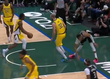 KAIYUN SPORTS-字母哥落地时膝盖受伤退场：我要先回家休息，看明天感觉如何